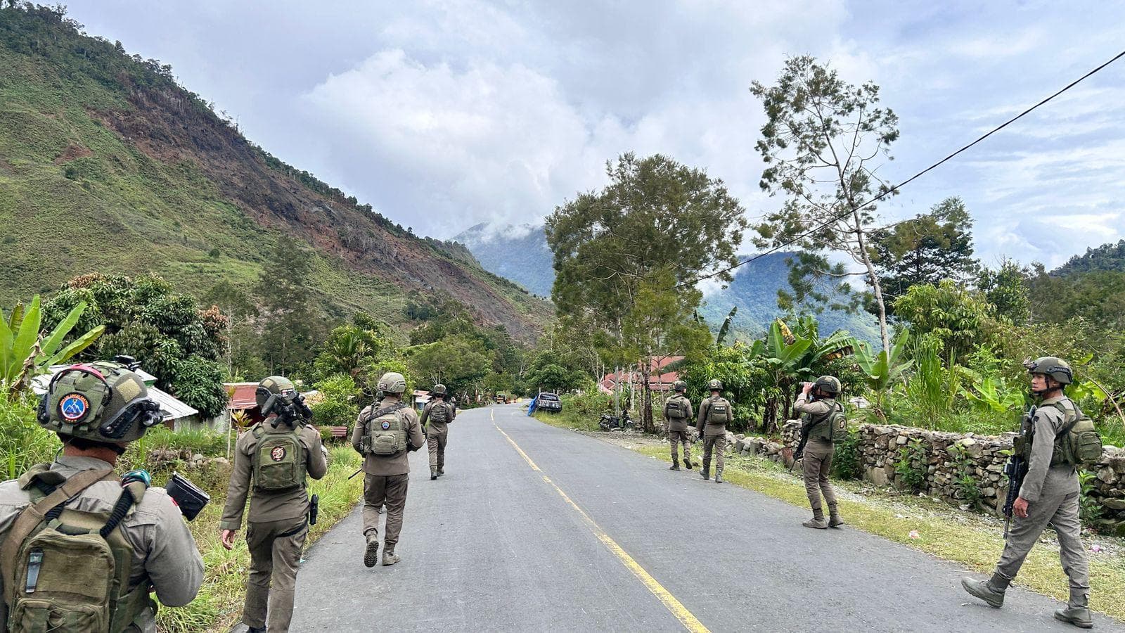 Satgas Damai Cartenz 2026 melakukan patroli di wilayah Kabupaten Puncak Jaya. (Foto: dok. Polri)