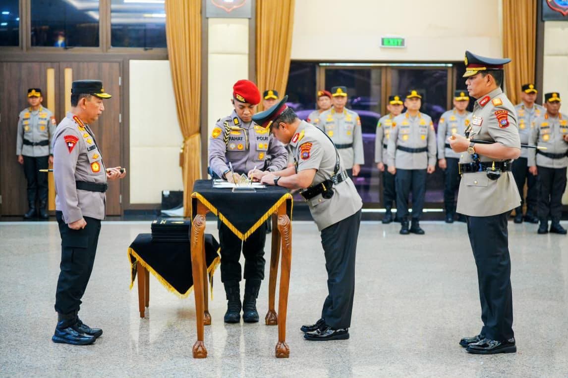 Kapolri Jenderal Listyo Sigit Prabowo melantik enam jabatan kapolda hingga Kakorlantas Polri. (Foto: dok. Polri)
