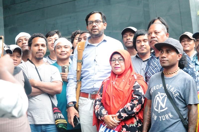 Ibu Siti Halimah (berkerudung), Haris Azhar (kaca mata) dan para pekerja moker PT Freeport Indonesia di depan PN Jakarta Pusat Ibu Siti Halimah (berkerudung), Haris Azhar (kaca mata) dan para pekerja moker PT Freeport Indonesia di depan PN Jakarta Pusat