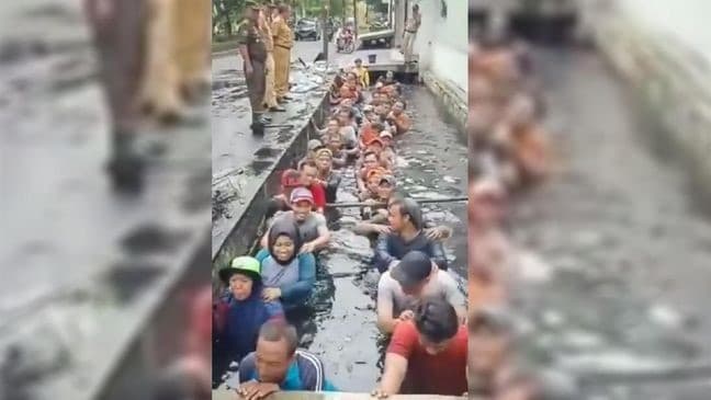 Honorer DKI masuk ke got (Foto:Istimewa) Honorer DKI masuk ke got (Foto:Istimewa)