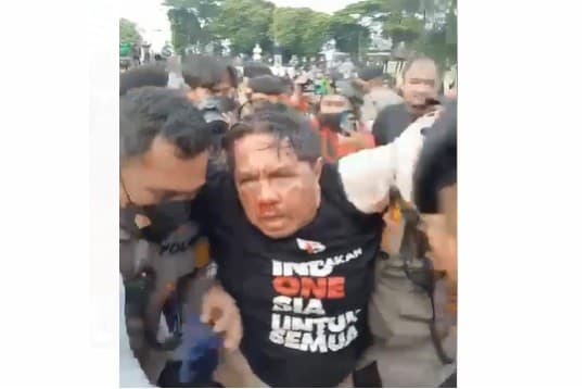 Ade Armando babak belur dihajar massa dan ditelanjangi dalam demo 11 April di depan Gedung DPR RI (Foto:Istimewa) Ade Armando babak belur dihajar massa dan ditelanjangi dalam demo 11 April di depan Gedung DPR RI (Foto:Istimewa)