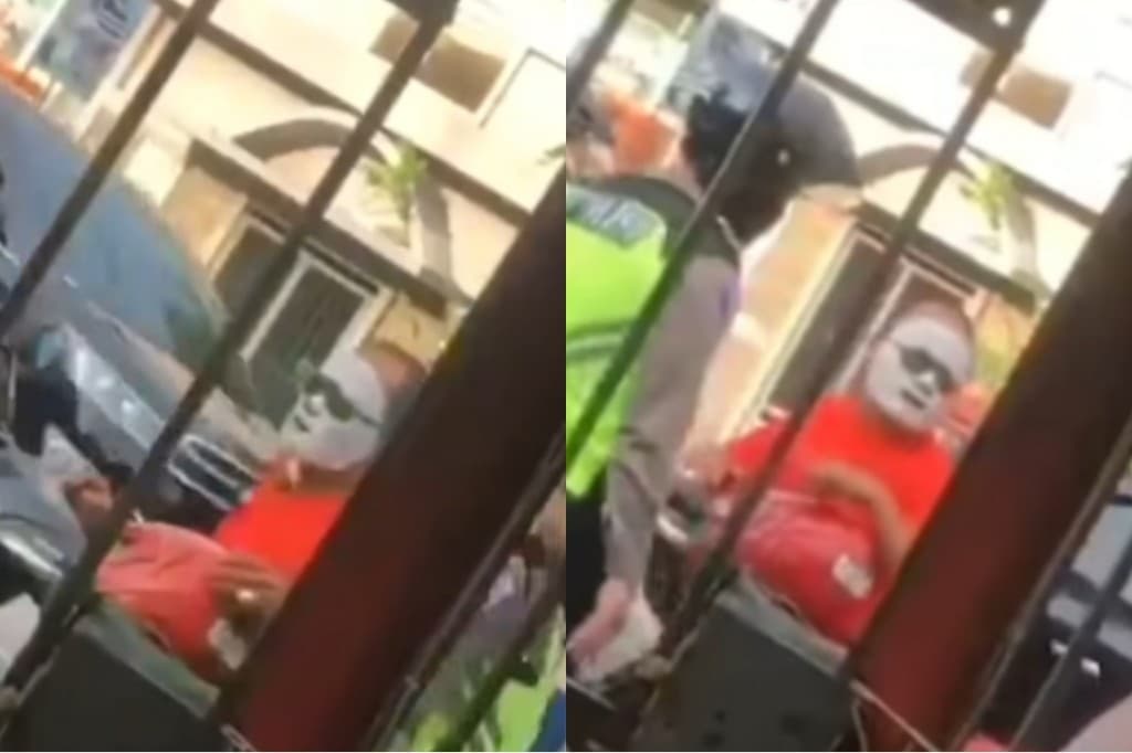 Aksi Pemotor Pakai Masker Kecantikan, Netizen: Yang Penting Glowing! (Foto: Istimewa) Aksi Pemotor Pakai Masker Kecantikan, Netizen: Yang Penting Glowing! (Foto: Istimewa)
