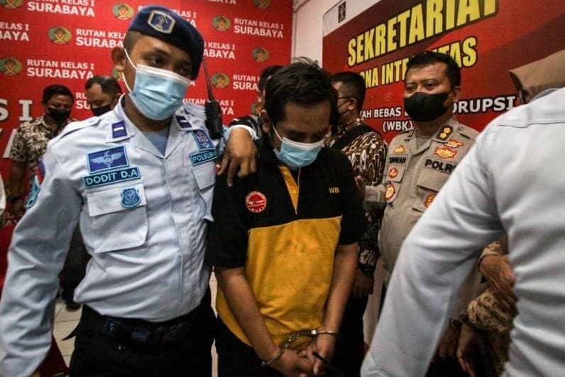 Tersangka MSAT digelandang petugas Rutan Surabaya. (Foto: ANTARA) Tersangka MSAT digelandang petugas Rutan Surabaya. (Foto: ANTARA)