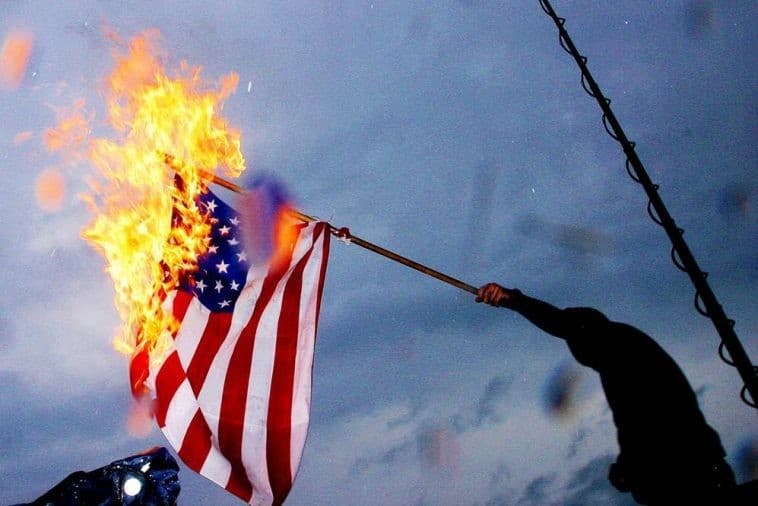 Bendera AS terbakar (ilustrasi) Bendera AS terbakar (ilustrasi)
