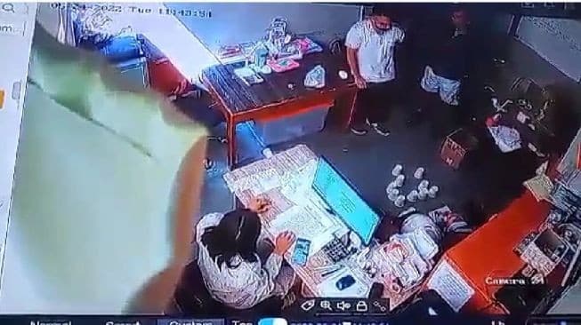 Rekaman CCTV saat Benny K Harman diduga pukul karyawan restoran di Labuan Bajo, NTT Rekaman CCTV saat Benny K Harman diduga pukul karyawan restoran di Labuan Bajo, NTT