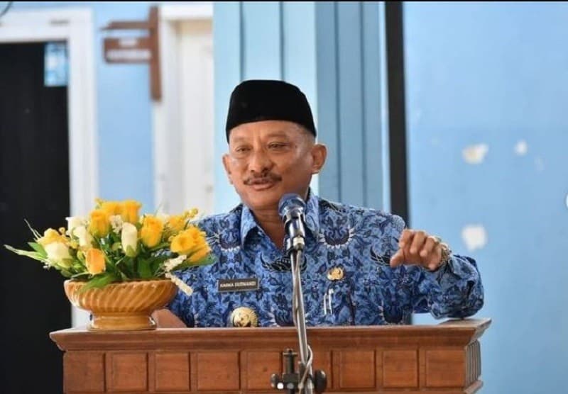 Bupati Situbondo Karna Suswandi (Foto:Memontum) Bupati Situbondo Karna Suswandi (Foto:Memontum)