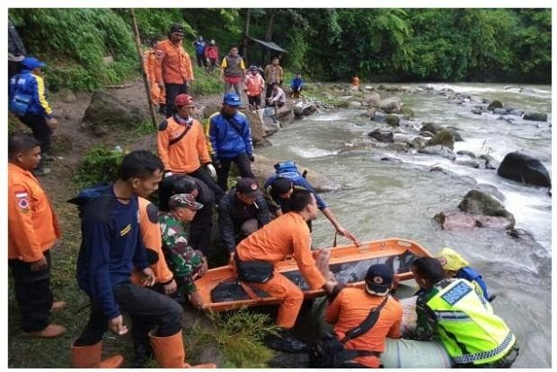 Bus Sriwijaya masuk jurang (foto: istimewa) Bus Sriwijaya masuk jurang (foto: istimewa)