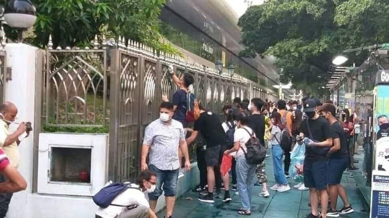 Demonstran Gotong Royong Bersihkan Masjid yang Disemprot Blue Water Cannon. (Foto: Istimewa) Demonstran Gotong Royong Bersihkan Masjid yang Disemprot Blue Water Cannon. (Foto: Istimewa)