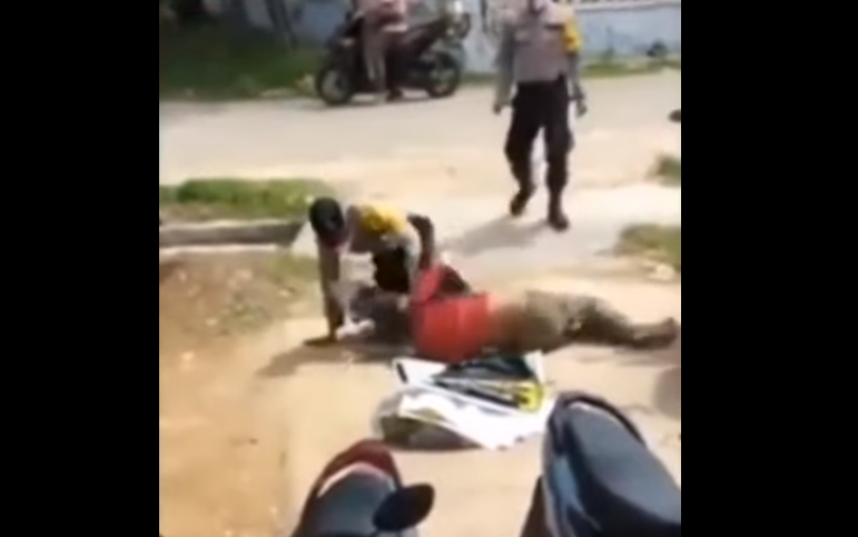 Dua Polisi di Aceh Aniaya Pria Gangguan Jiwa saat Imbau Larangan Mudik (Foto: Istimewa) Dua Polisi di Aceh Aniaya Pria Gangguan Jiwa saat Imbau Larangan Mudik (Foto: Istimewa)