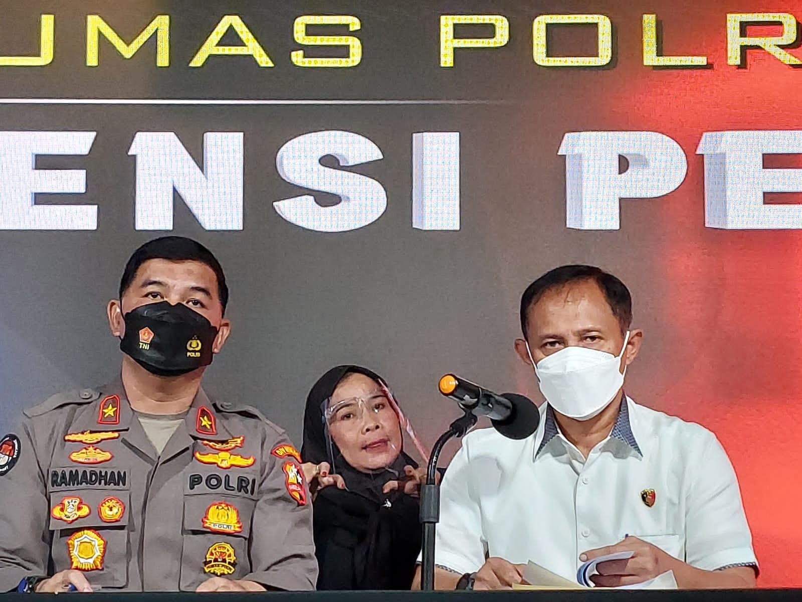 Karopenmas Divisi Humas Polri Brigjen Ahmad Ramadhan dan Wadirtipideksus Bareskrim Polri Kombes Helfi Assegaf (Foto: Hastina/REQnews) Karopenmas Divisi Humas Polri Brigjen Ahmad Ramadhan dan Wadirtipideksus Bareskrim Polri Kombes Helfi Assegaf (Foto: Hastina/REQnews)
