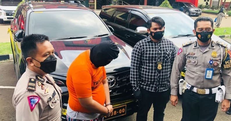 Pelaku menggunakan pelat polisi palsu (Foto:ANTARA) Pelaku menggunakan pelat polisi palsu (Foto:ANTARA)