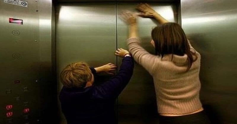Ilustrasi terjebak di dalam lift (Foto:istimewa) Ilustrasi terjebak di dalam lift (Foto:istimewa)