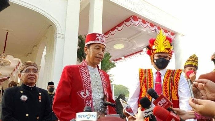 Jokowi menggunakan baju adat dari Buton pda saat Upacara HUT RI ke 77 (Foto:Istimewa) Jokowi menggunakan baju adat dari Buton pda saat Upacara HUT RI ke 77 (Foto:Istimewa)