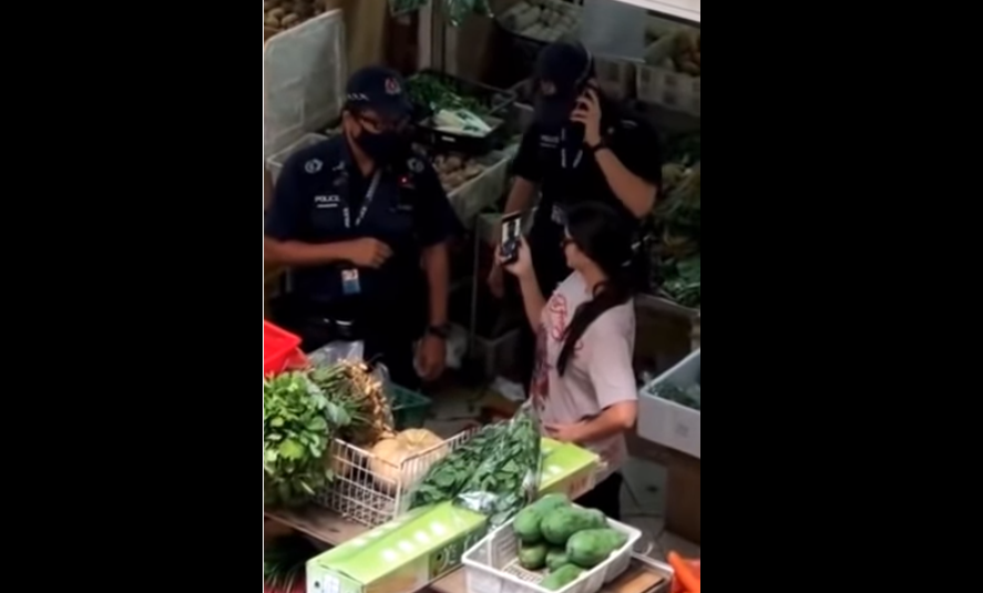 Ke Pasar Gak Pakai Masker, Tingkah Wanita ke Polisi Ini Bikin Emosi (Foto: Istimewa) Ke Pasar Gak Pakai Masker, Tingkah Wanita ke Polisi Ini Bikin Emosi (Foto: Istimewa)