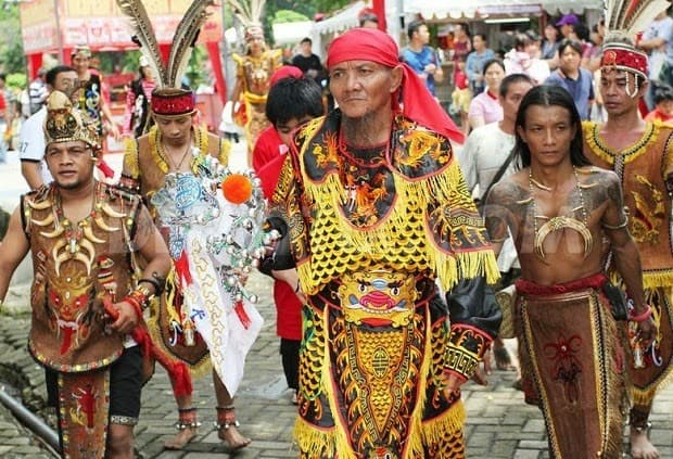 Kerusuhan Sampit, Misteri Panglima Burung dan Tradisi Kayau Kerusuhan Sampit, Misteri Panglima Burung dan Tradisi Kayau
