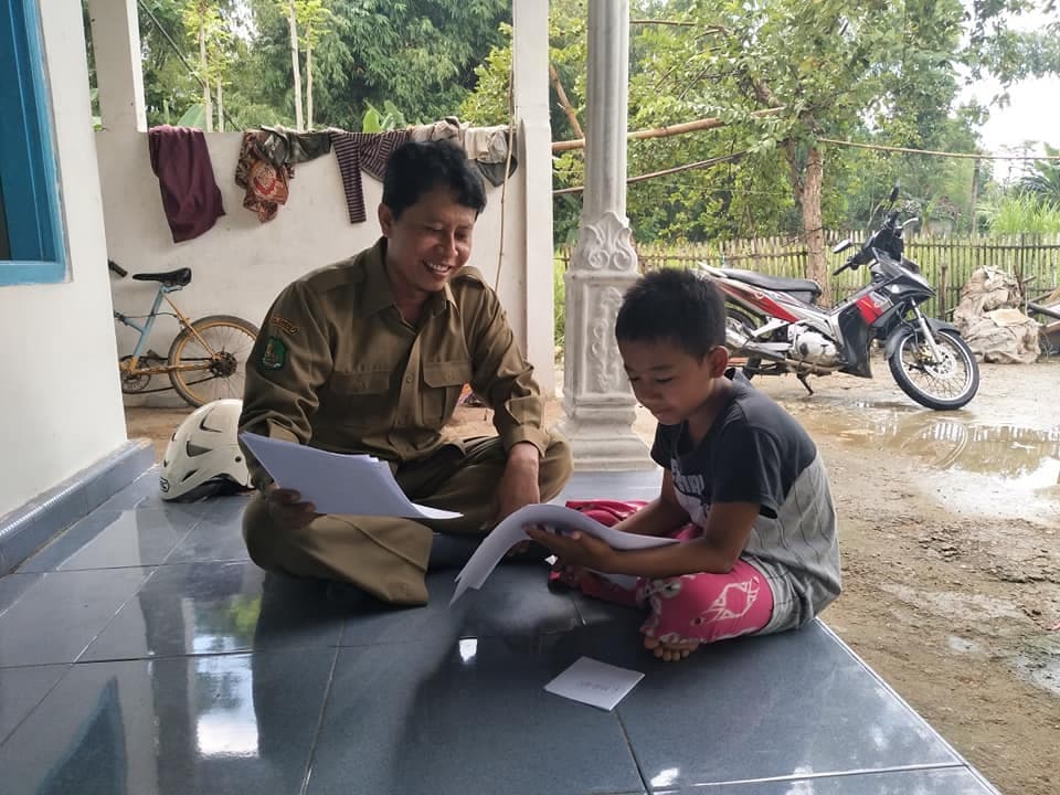 Kisah Guru Avan Rela Datangi Rumah Muridnya yang Tak Punya Hape dan TV (Foto: Facebook) Kisah Guru Avan Rela Datangi Rumah Muridnya yang Tak Punya Hape dan TV (Foto: Facebook)