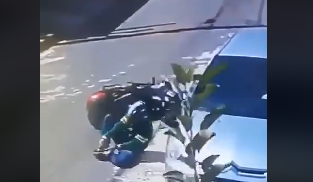 Ngilu! Dikejar Anjing, Kaki Pemotor Ini Patah Terjatuh dari Motor (Foto: Istimewa) Ngilu! Dikejar Anjing, Kaki Pemotor Ini Patah Terjatuh dari Motor (Foto: Istimewa)