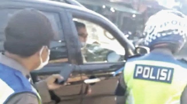 Parah! Ditegur Tak Pakai Masker, Polisi Ini Malah Melawan dan Ajak Berkelahi Parah! Ditegur Tak Pakai Masker, Polisi Ini Malah Melawan dan Ajak Berkelahi