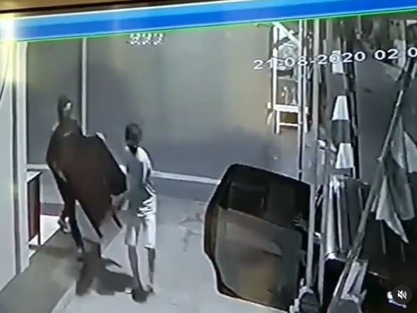 Viral pencurian kotak amal di jaksel Viral pencurian kotak amal di jaksel