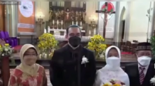 Staf Khusus Presiden Jokowi, Kartika Ayu Dewi nikah beda agama di gereja (Foto:tangkapan layar) Staf Khusus Presiden Jokowi, Kartika Ayu Dewi nikah beda agama di gereja (Foto:tangkapan layar)