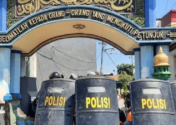 Polisi melakukan pengepungan di Pesantren Majma´al Bahrain Shiddiqiyah (Foto:Istimewa) Polisi melakukan pengepungan di Pesantren Majma´al Bahrain Shiddiqiyah (Foto:Istimewa)