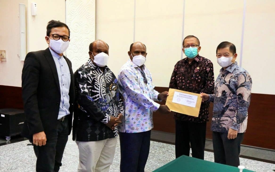 Dari kiri ke kanan: Menteri PPN/Kepala Bappenas Suharso Monoarfa, Wakil Ketua MPR Arsul Sani, Ketua MRP Papua Timotius Murib, Wakil Ketua MRP Yoel Luiz Mulait dan Direktur Eksekutif Amnesty International Indonesia Usman Hamid dalam pertemuan di Bappenas, Dari kiri ke kanan: Menteri PPN/Kepala Bappenas Suharso Monoarfa, Wakil Ketua MPR Arsul Sani, Ketua MRP Papua Timotius Murib, Wakil Ketua MRP Yoel Luiz Mulait dan Direktur Eksekutif Amnesty International Indonesia Usman Hamid dalam pertemuan di Bappenas,