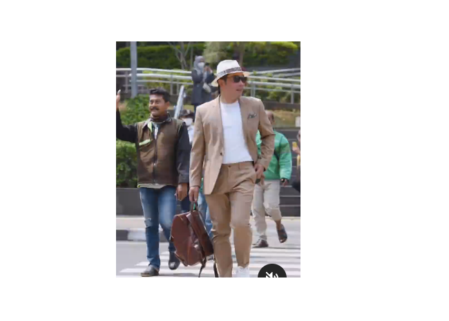 Saat Ridwan Kamil jajal Citayam Fashion Show di zebra cross Dukuh Atas (Foto:Instagram) Saat Ridwan Kamil jajal Citayam Fashion Show di zebra cross Dukuh Atas (Foto:Instagram)