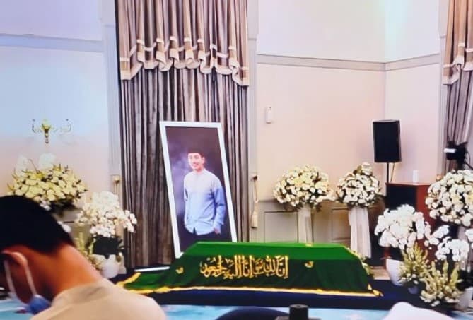 Jenazah putra sulung Gubernur Jawa Barat M Ridwan Kamil, Emmeril Kahn Mumtadz atau Eril disemayamkan di Ruang Kenegaraan Gedung Pakuan Kota Bandung Jenazah putra sulung Gubernur Jawa Barat M Ridwan Kamil, Emmeril Kahn Mumtadz atau Eril disemayamkan di Ruang Kenegaraan Gedung Pakuan Kota Bandung