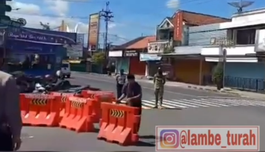 Viral! Aksi Pria Bongkar Road Barrier Gegara Jalanan Ditutup saat Lebaran (Foto: Istimewa) Viral! Aksi Pria Bongkar Road Barrier Gegara Jalanan Ditutup saat Lebaran (Foto: Istimewa)