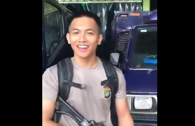 Viral! Polisi Ini Dihujat Netizen Gegara Nyindir Sambil Kokang Senjata (Foto: Istimewa) Viral! Polisi Ini Dihujat Netizen Gegara Nyindir Sambil Kokang Senjata (Foto: Istimewa)