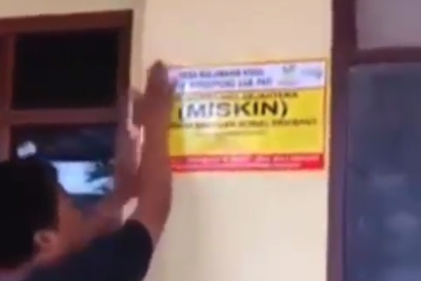 Viral! Rumah Gedong di Pati Ditempeli Stiker Keluarga 'Miskin' (Foto: Istimewa) Viral! Rumah Gedong di Pati Ditempeli Stiker Keluarga 'Miskin' (Foto: Istimewa)