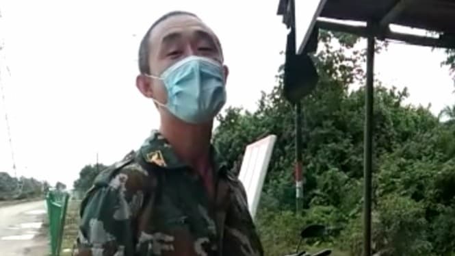 Warga Negara Tiongkok menggunakan seragam TNI menjaga pintu masuk perusahaan listrik (Foto:Tangkapan Layar) Warga Negara Tiongkok menggunakan seragam TNI menjaga pintu masuk perusahaan listrik (Foto:Tangkapan Layar)