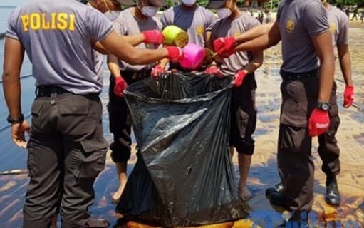 Polisi bantu membersihkan tumpahan minyak (Foto:Istimewa) Polisi bantu membersihkan tumpahan minyak (Foto:Istimewa)