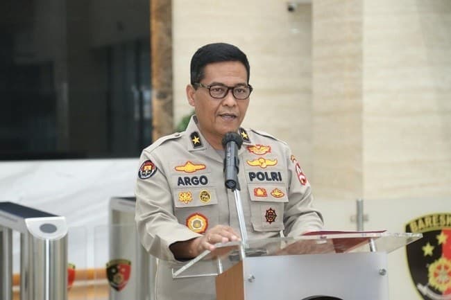 Karo Penmas Polri, Brigjen Argo Yuwono sebut Ravio ditangkap saat mau naik mobil kedutaan Belanda Karo Penmas Polri, Brigjen Argo Yuwono sebut Ravio ditangkap saat mau naik mobil kedutaan Belanda