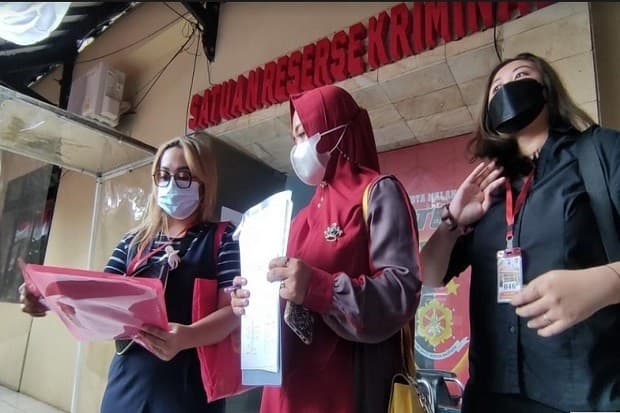 Emak-emak cantik korban arisan bodong geruduk Polresta Malang (Foto:Istimewa) Emak-emak cantik korban arisan bodong geruduk Polresta Malang (Foto:Istimewa)