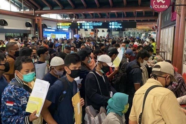 Suasana penumpang yang menumpuk di Bandara Soetta (Foto:Istimewa) Suasana penumpang yang menumpuk di Bandara Soetta (Foto:Istimewa)