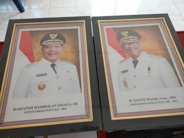 Penjualan foto bupati dan wakil bupat Simalungun (Foto:Istimewa) Penjualan foto bupati dan wakil bupat Simalungun (Foto:Istimewa)
