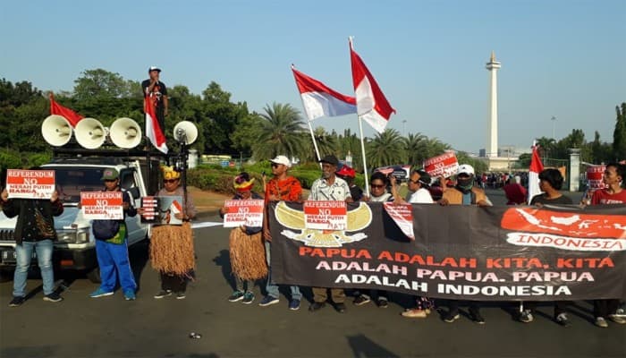 Aliansi Masyarakat Papua Indonesia (AMPI) menggelar aksi damai di depan Istana Negara pada Minggu, 1 September 2019 (doc: poskotanews.com) Aliansi Masyarakat Papua Indonesia (AMPI) menggelar aksi damai di depan Istana Negara pada Minggu, 1 September 2019 (doc: poskotanews.com)