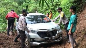 Mobil tersesat di hutan Gunung Putri (Foto:Istimewa) Mobil tersesat di hutan Gunung Putri (Foto:Istimewa)