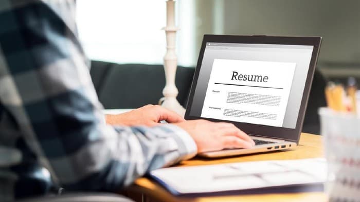 Ilustrasi membuat CV. (Foto: iStock) Ilustrasi membuat CV. (Foto: iStock)