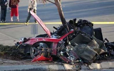 Mobil Paul Walker alami kecelakaan (Foto: Istimewa) Mobil Paul Walker alami kecelakaan (Foto: Istimewa)