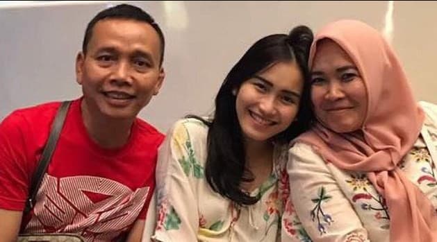 Polisi bakal segera memeriksa orangtua Ayu Ting Ting terkait kasus dugaan penghinaan. (Foto: Istimewa) Polisi bakal segera memeriksa orangtua Ayu Ting Ting terkait kasus dugaan penghinaan. (Foto: Istimewa)