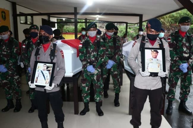 Upacara pelepasan 3 jenazah anggota polri (Foto:Istimewa): Upacara pelepasan 3 jenazah anggota polri (Foto:Istimewa):