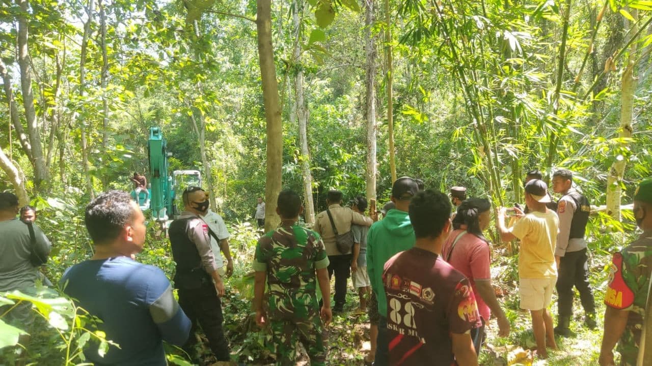Penggusuran tanah milik warga di Labuan Bajo, NTT (Foto: Konsorsium Pembaruan Agraria) Penggusuran tanah milik warga di Labuan Bajo, NTT (Foto: Konsorsium Pembaruan Agraria)
