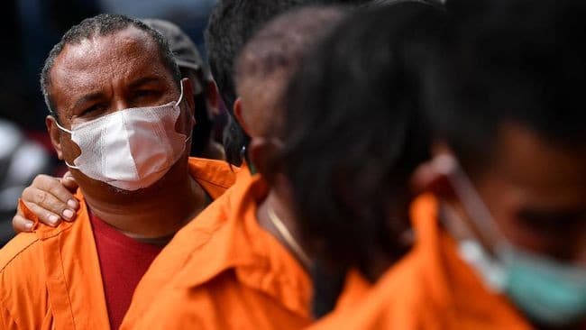 Dijerat Pasal Pembunuhan, John Kei dan Anak Buah Terancam Hukuman Mati : ANTARA FOTO/SIGID KURNIAWAN) Dijerat Pasal Pembunuhan, John Kei dan Anak Buah Terancam Hukuman Mati : ANTARA FOTO/SIGID KURNIAWAN)