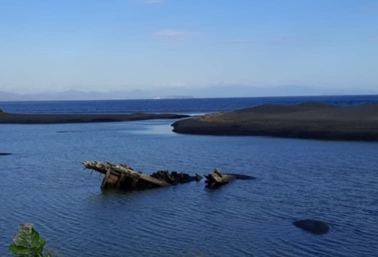 Serpihan kapal laut peninggalan Belanda berumur ratusan tahun di Pantai Dedalpak, Desa Pohgading, Kecamatan Pringgabaya, Lombok Timur. Serpihan kapal laut peninggalan Belanda berumur ratusan tahun di Pantai Dedalpak, Desa Pohgading, Kecamatan Pringgabaya, Lombok Timur.