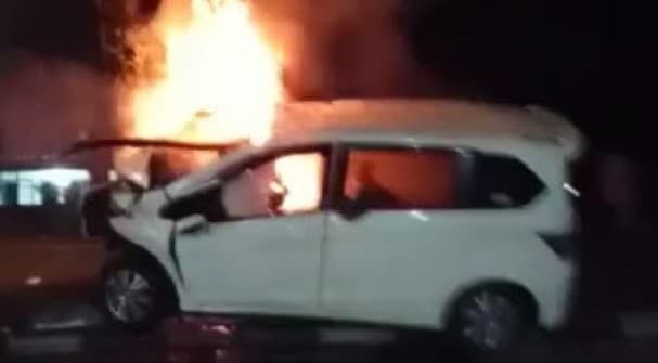 Pengemudi mobil tewas terbakar (Foto:Istimewa) Pengemudi mobil tewas terbakar (Foto:Istimewa)