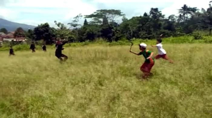 Anak SD di Sukabumi tawuran bawa cerurit (Foto:Istimewa) Anak SD di Sukabumi tawuran bawa cerurit (Foto:Istimewa)