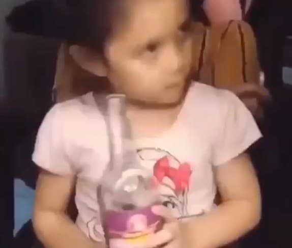 Viral gadis kecil diajak minum amer sampai mabuk Viral gadis kecil diajak minum amer sampai mabuk
