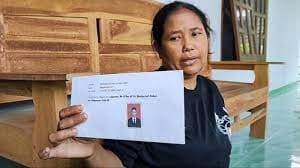 Suprihatin, ibu pemuda Madiun yang diduga Bjorka. Suprihatin, ibu pemuda Madiun yang diduga Bjorka.